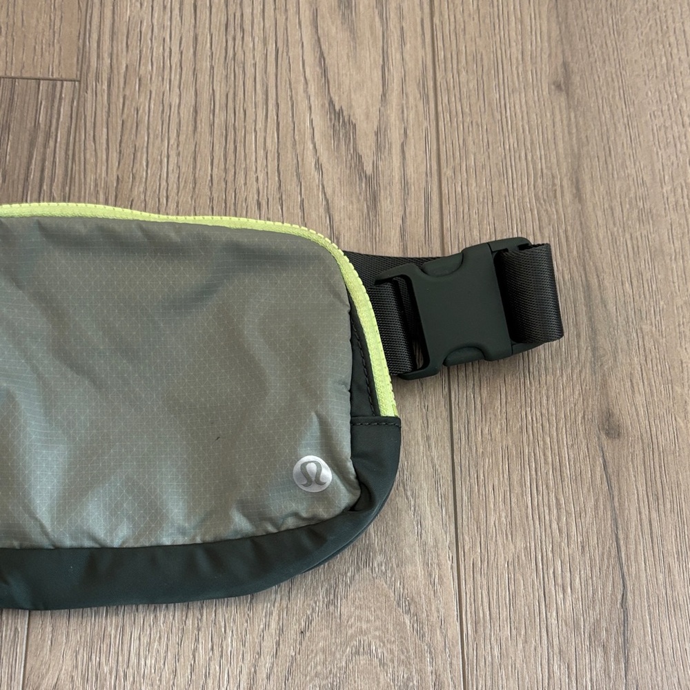 Lululemon everywhere 1L  crossbody bag - Picture 2 of 9